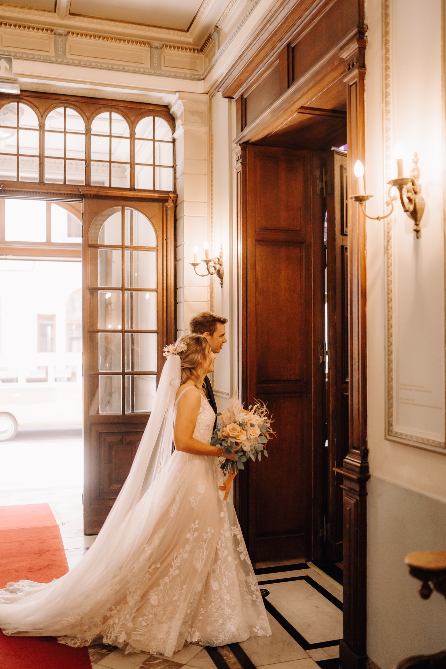 Huwelijksfotograaf Limburg - bruidspaar wandelt stadhuis binnen