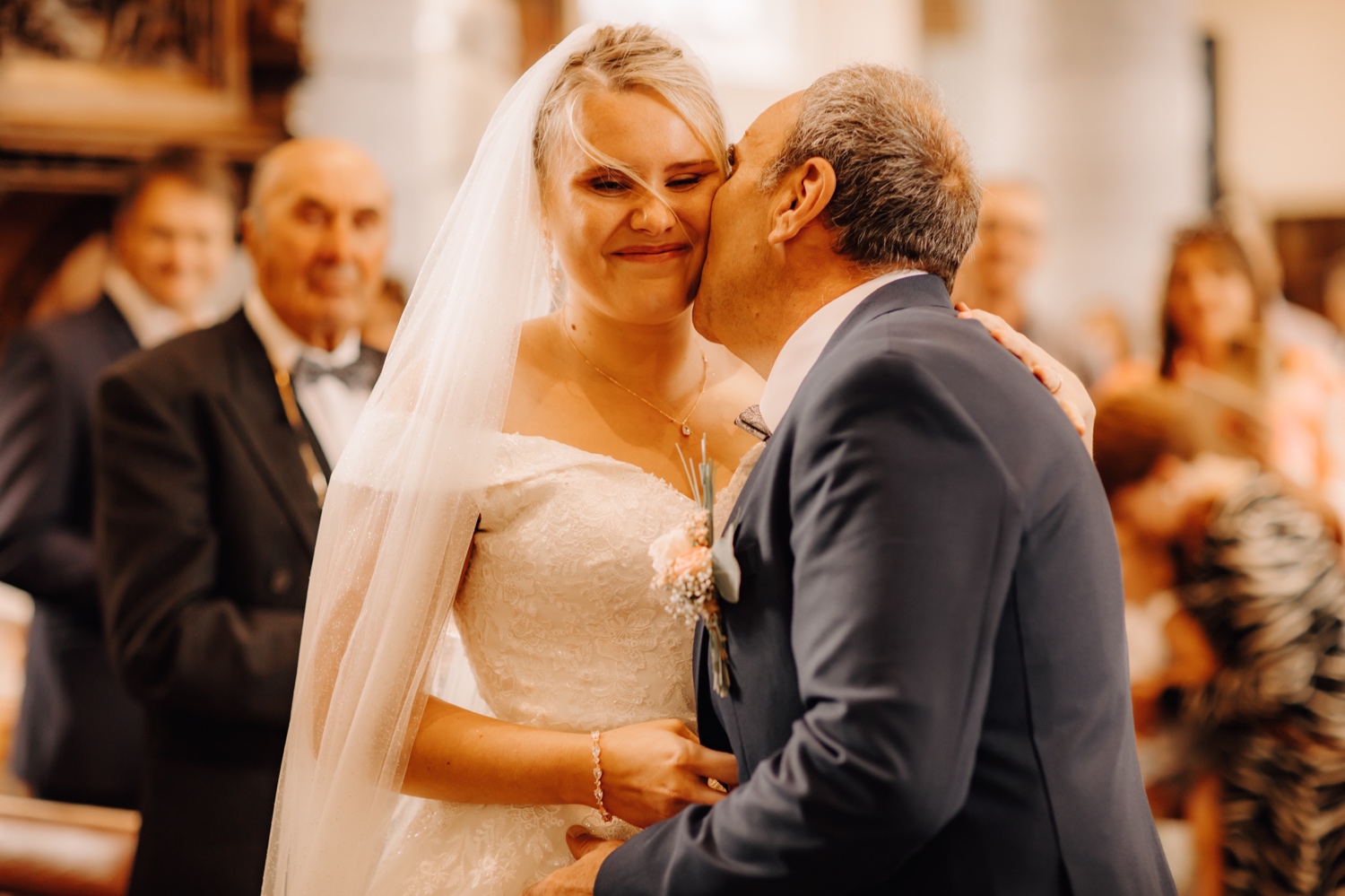 Huwelijksfotograaf Limburg - vader geeft bruid een kus op de wang