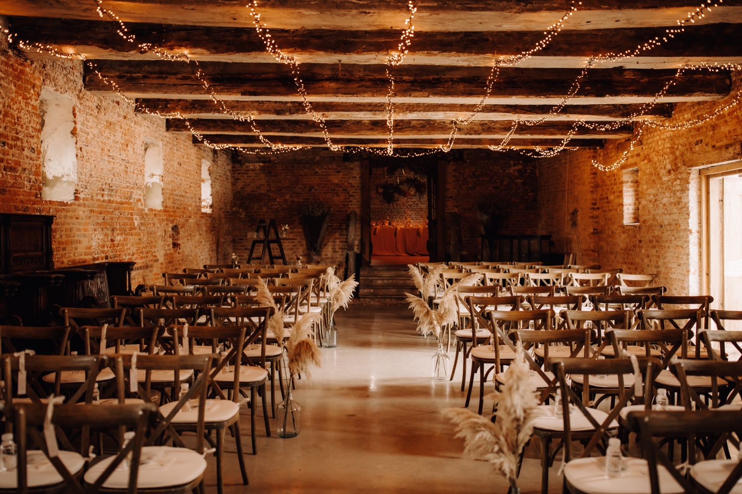 Huwelijksfotograaf Limburg - overzicht van de aankleding van de ceremonie in het kasteel van hoen