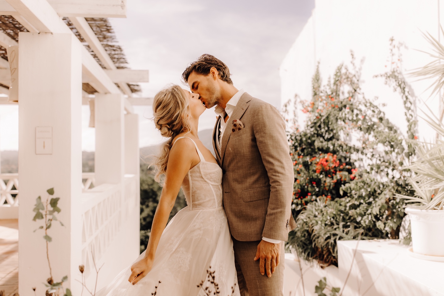 Huwelijksfotograaf buitenland - bruidspaar kust voor het eerst na de geloften