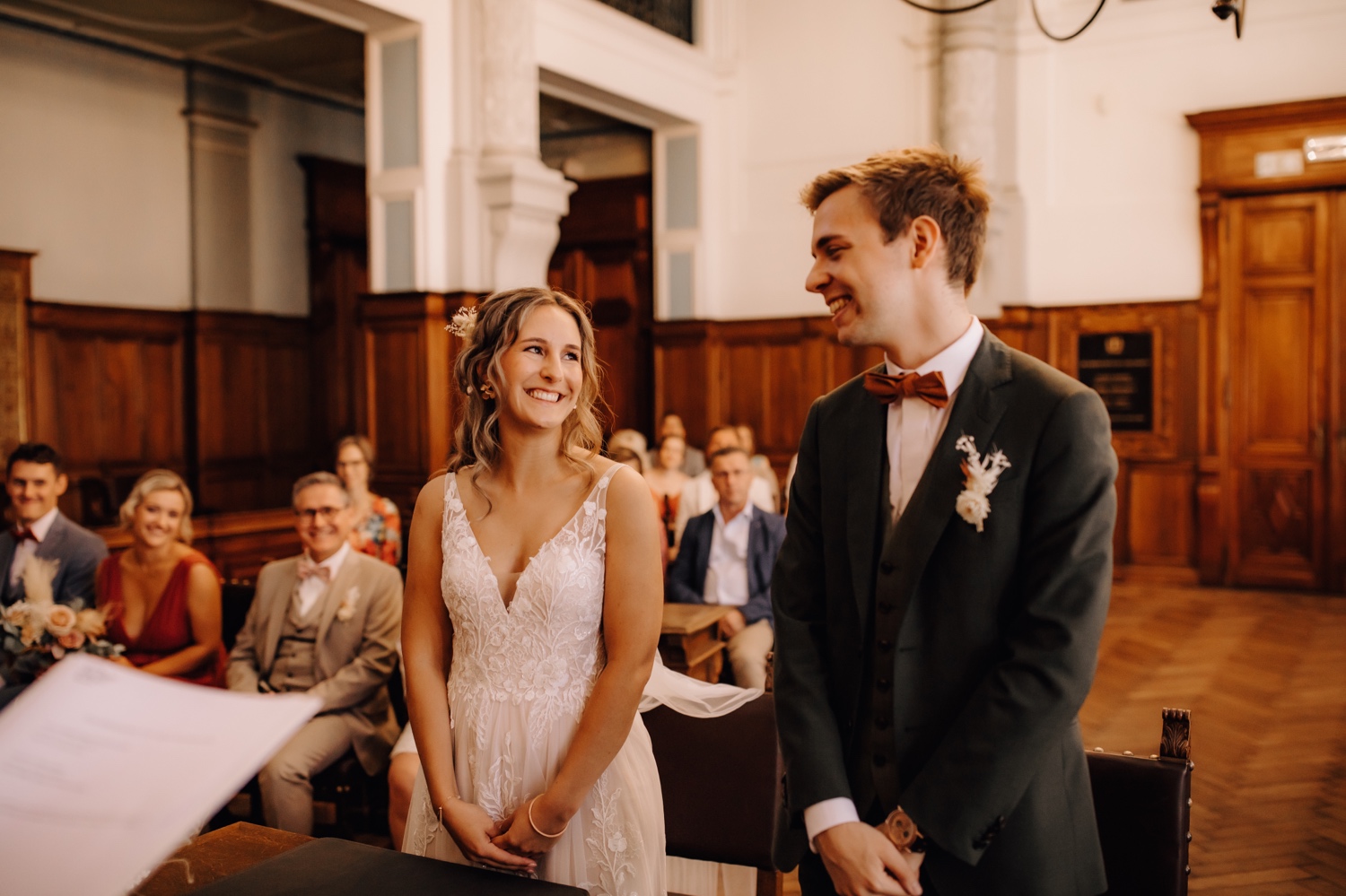 Huwelijksfotograaf Limburg - bruidspaar lacht naar elkaar