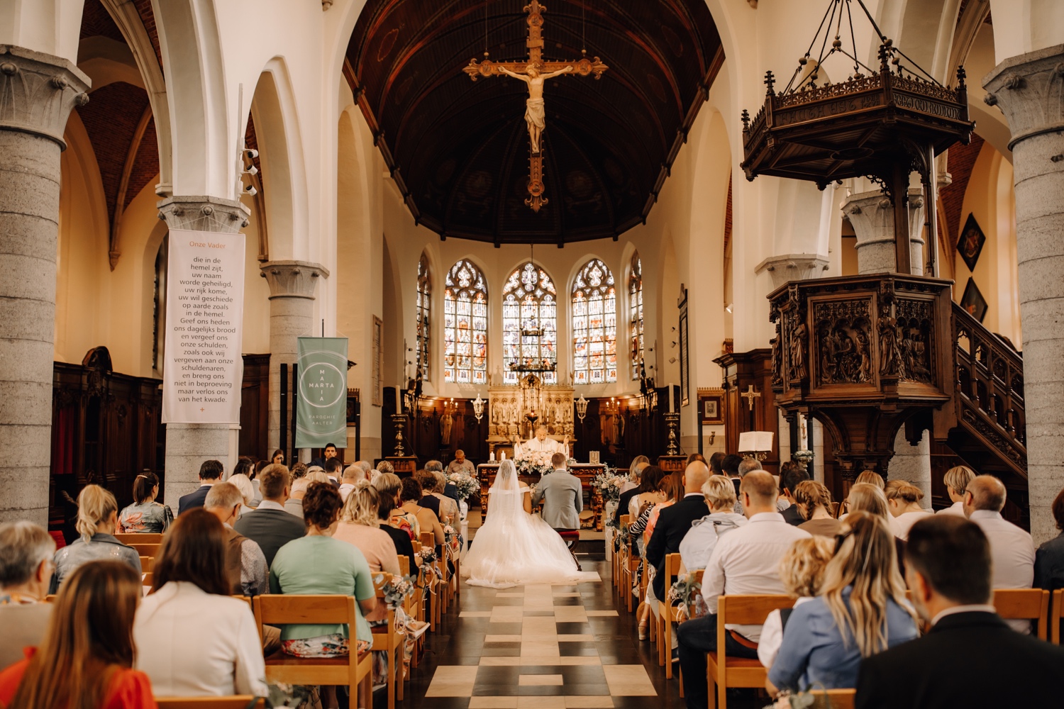 Huwelijksfotograaf Limburg - overzicht shot van de kerkelijke ceremonie