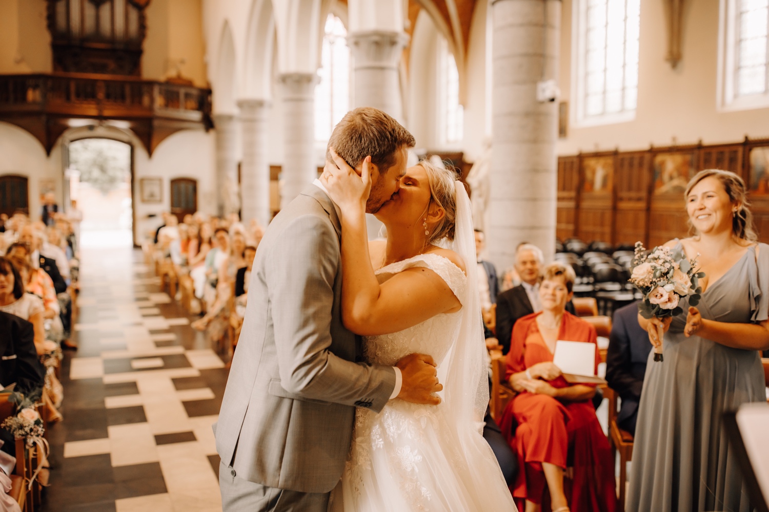 Huwelijksfotograaf Limburg - bruidspaar geeft elkaar een kus