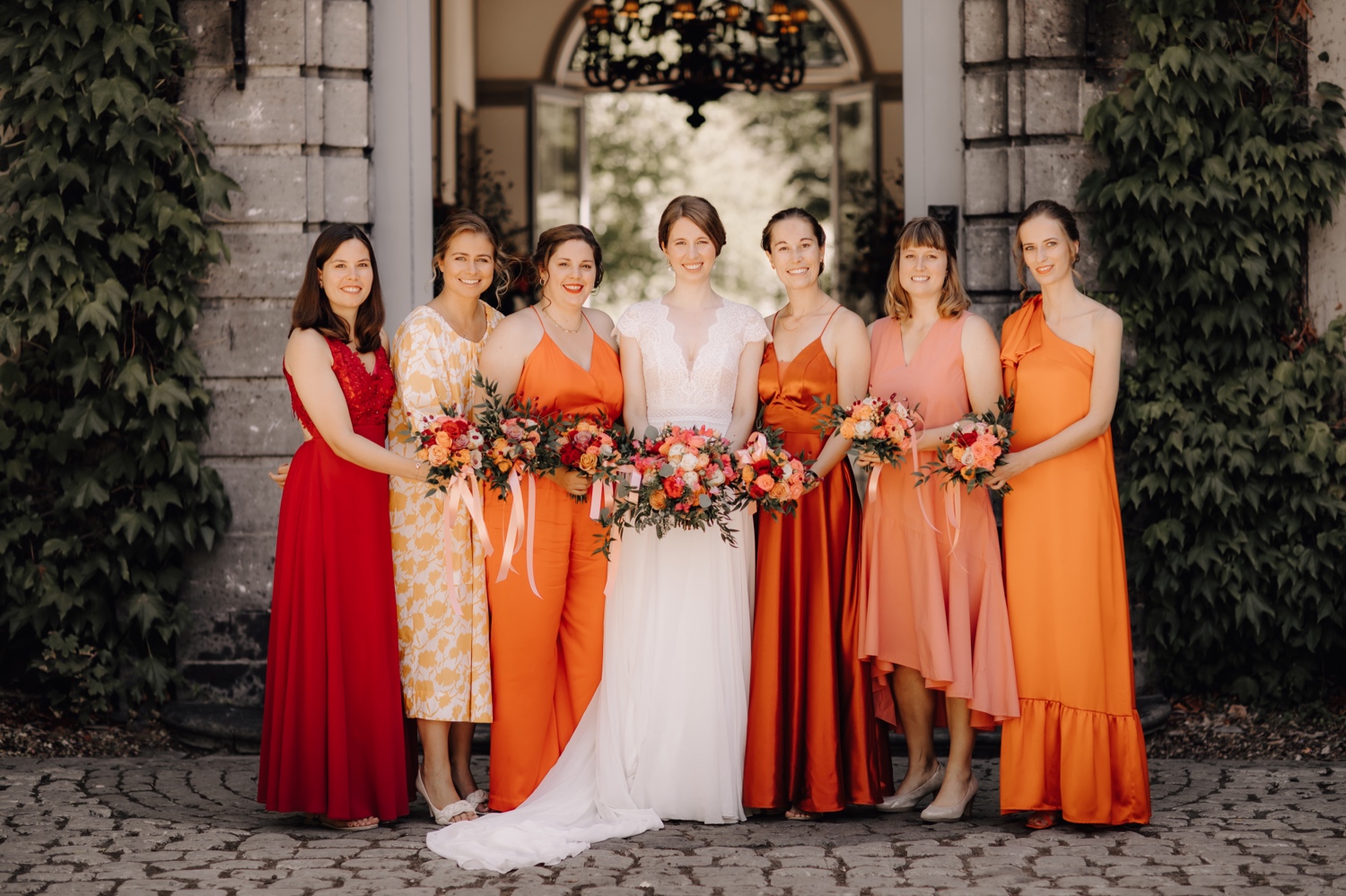 Huwelijksfotograaf Limburg - groepsfoto van de bruidsmeisjes