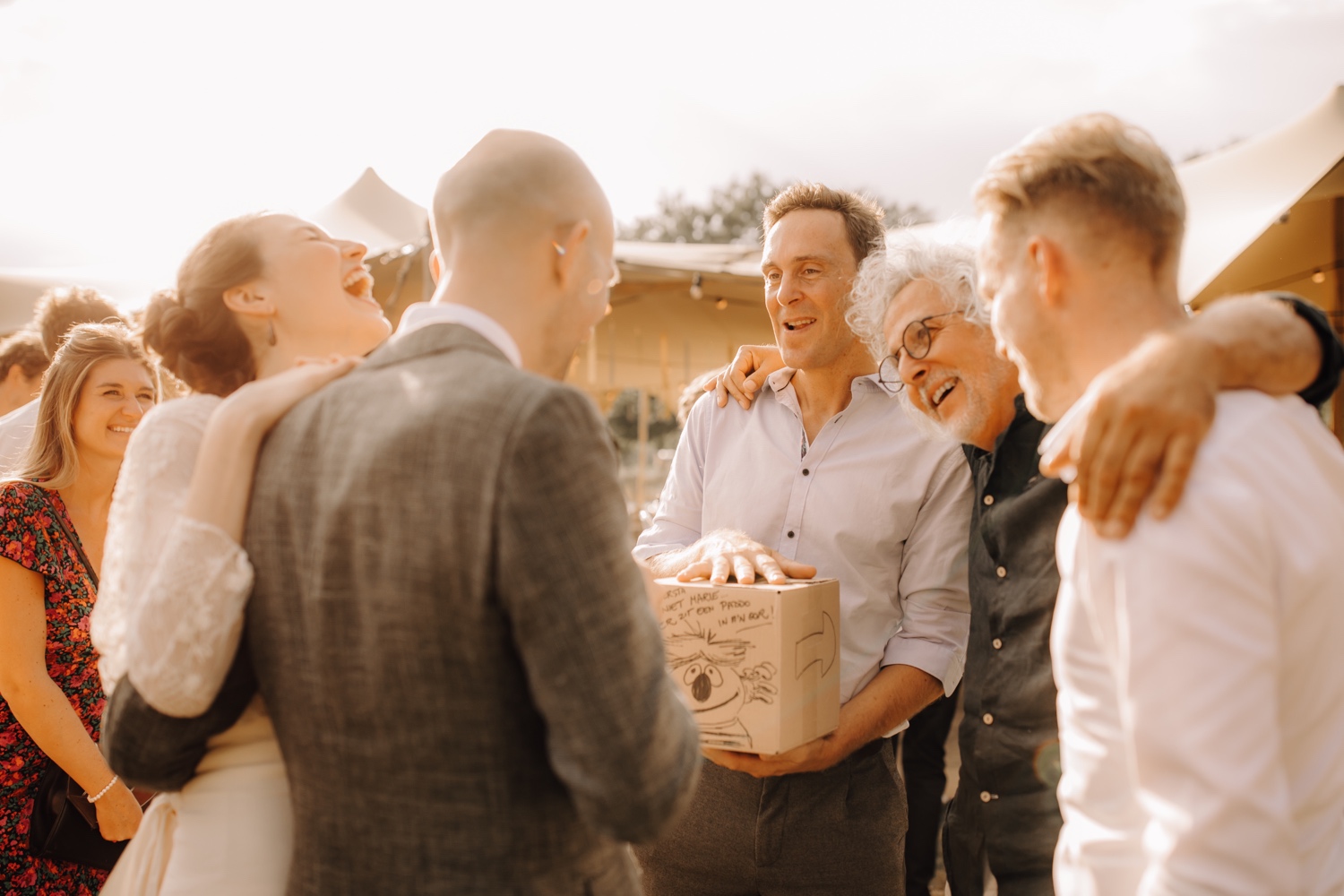 Huwelijksfotograaf Limburg - gasten schenken de gekste cadeaus aan het bruidspaar