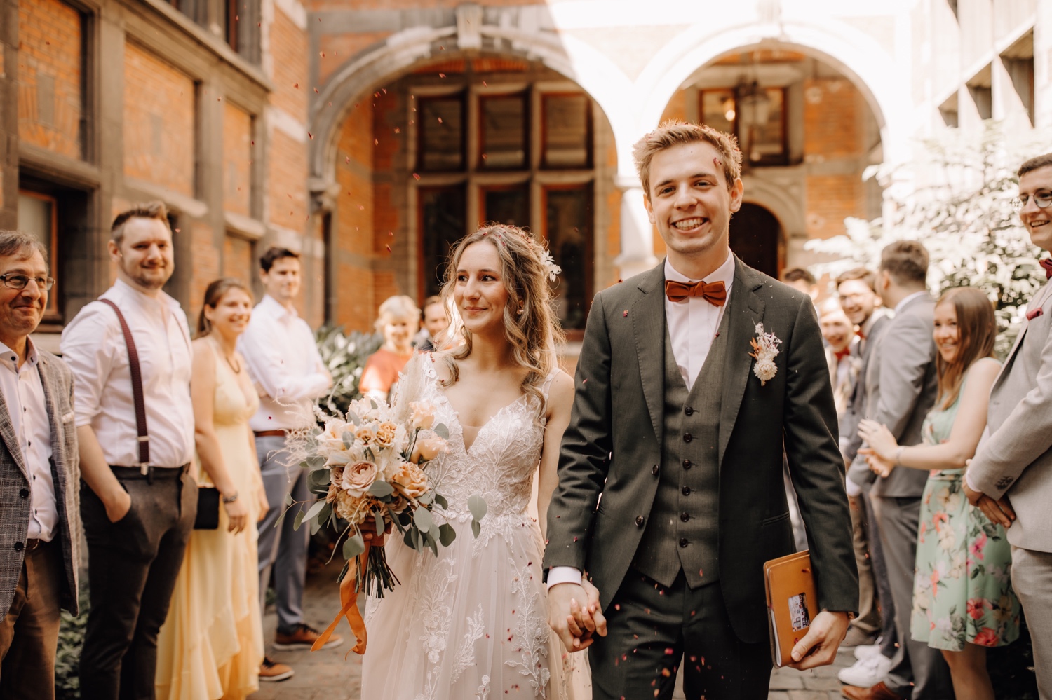 Huwelijksfotograaf Limburg - bruidspaar wandelt stadhuis uit