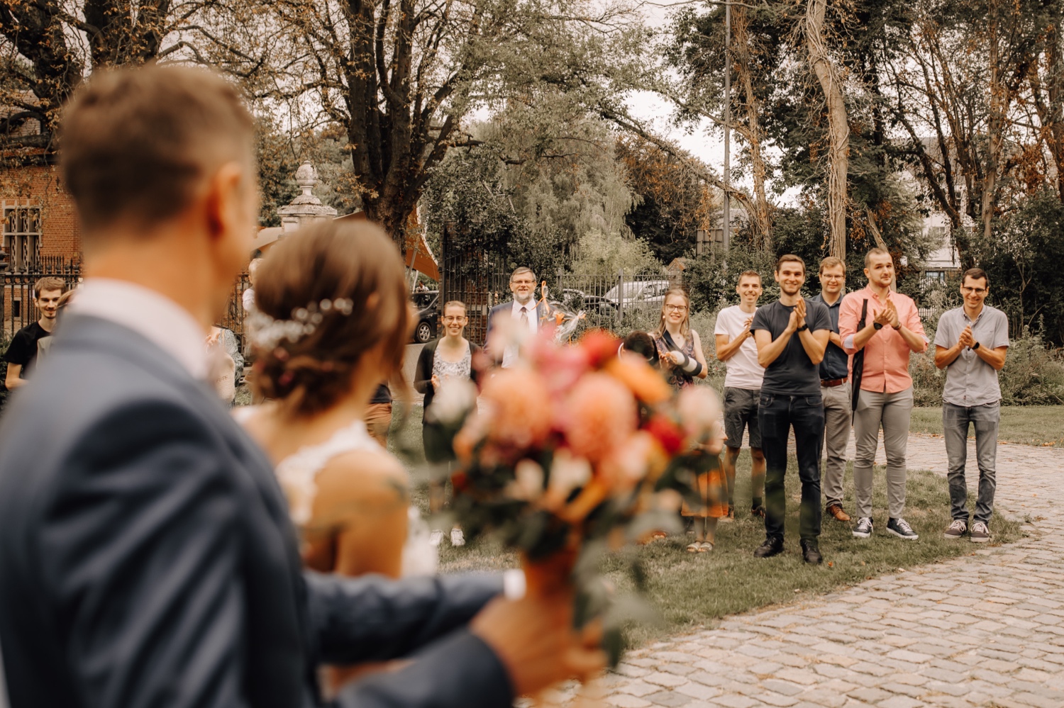 Huwelijksfotograaf limburg - gasten applaudisseren voor het bruidspaar