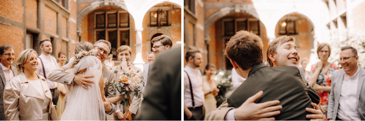 Huwelijksfotograaf Limburg - gasten feliciteren bruidspaar aan stadhuis