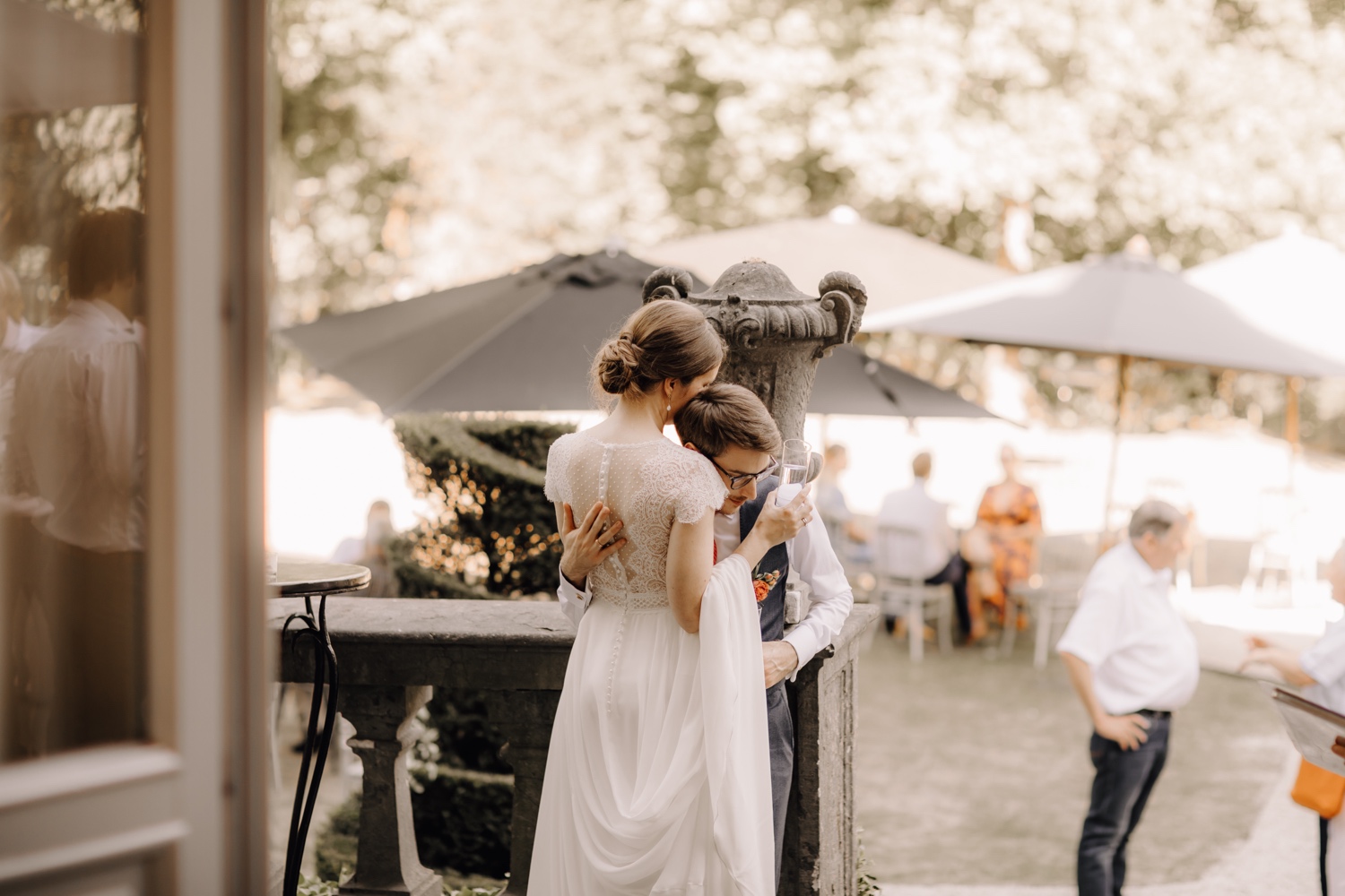 Huwelijksfotograaf Limburg - bruidspaar knuffelt tijdens receptie