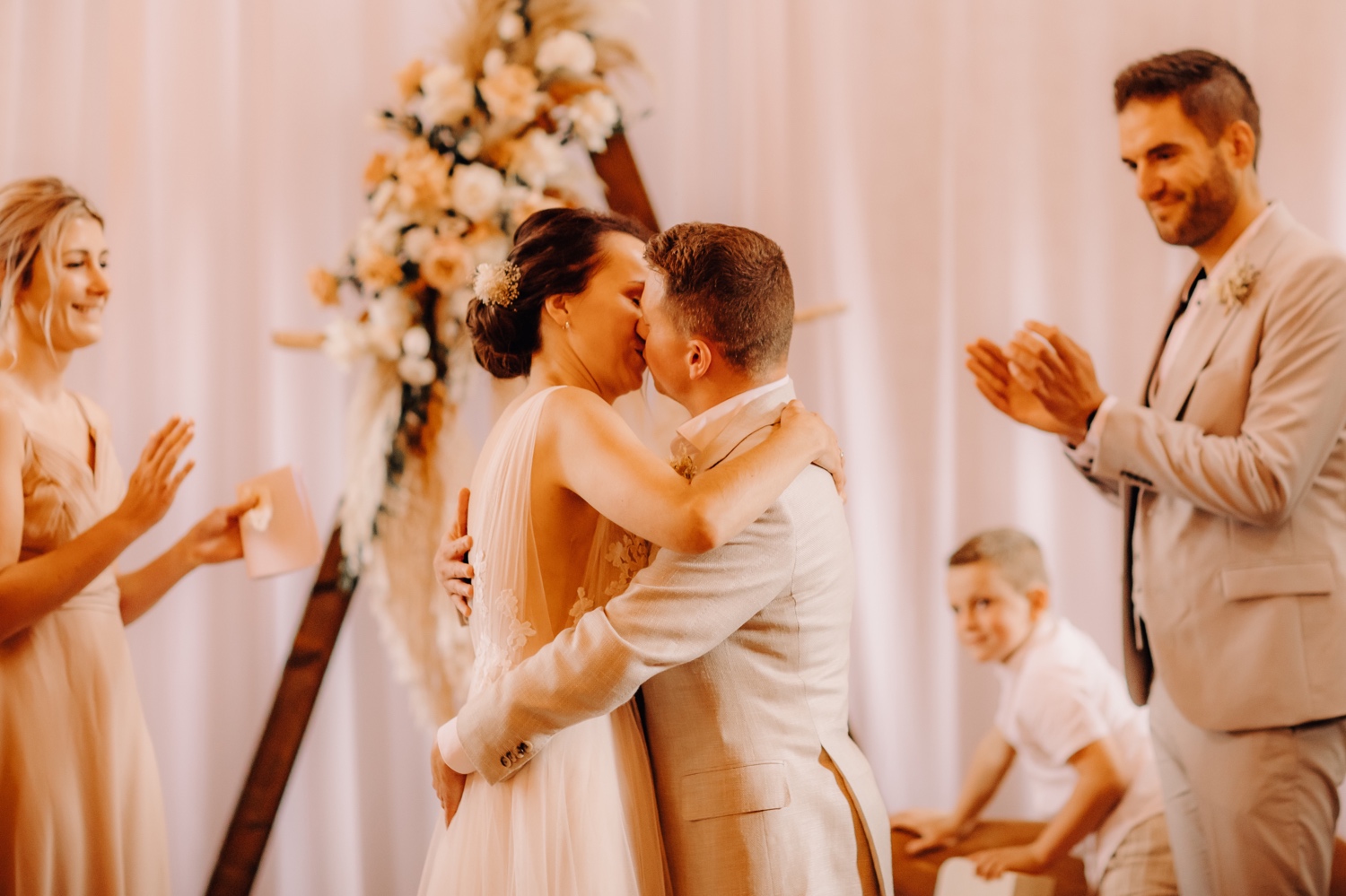 Huwelijksfotograaf Limburg - bruidspaar kust elkaar na jawoord