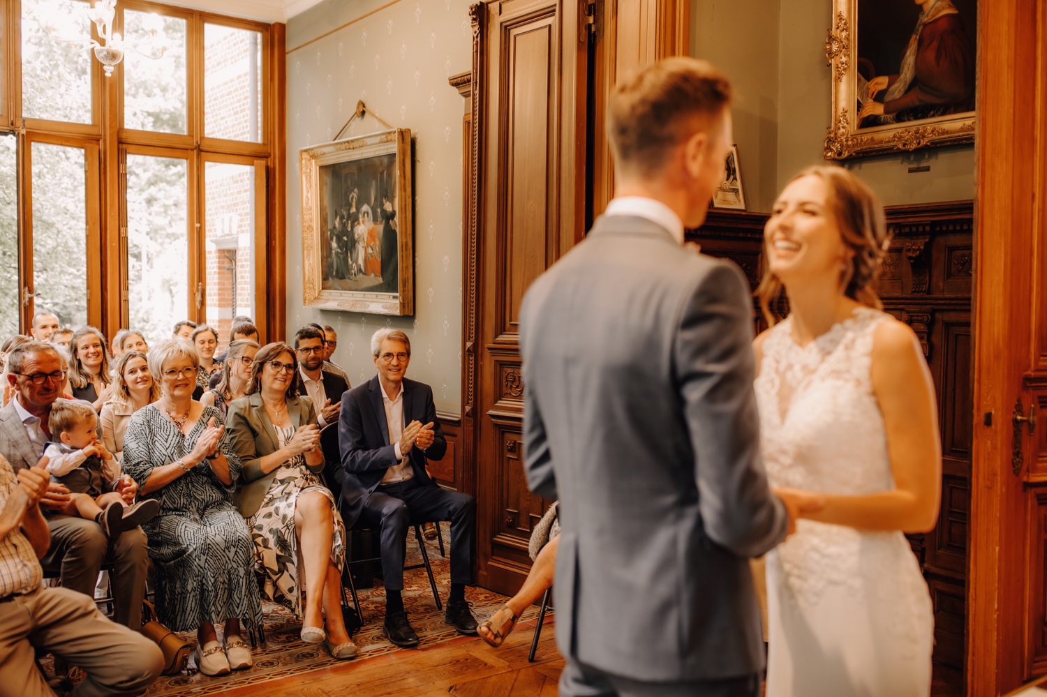 Huwelijksfotograaf limburg - gasten applaudisseren voor bruidspaar