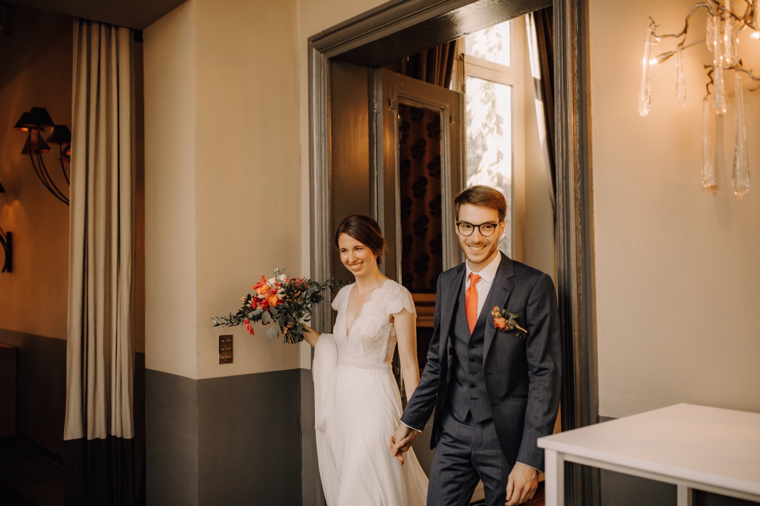 Huwelijksfotograaf Limburg - bruidspaar maakt intrede in feestzaal