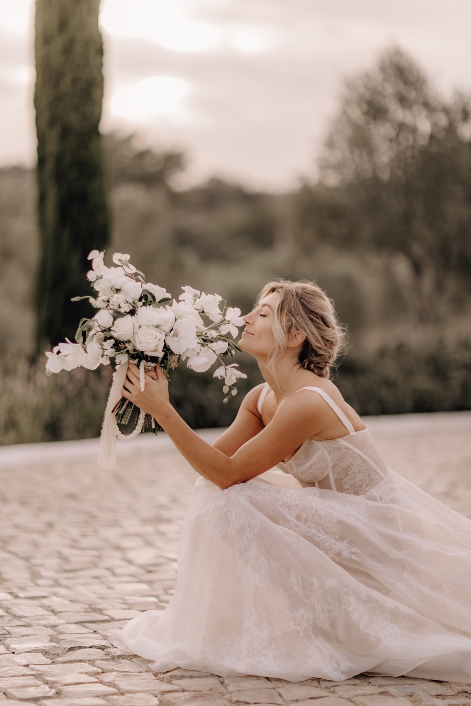 Huwelijksfotograaf buitenland - bruid ruikt aan haar boeket in Portugal