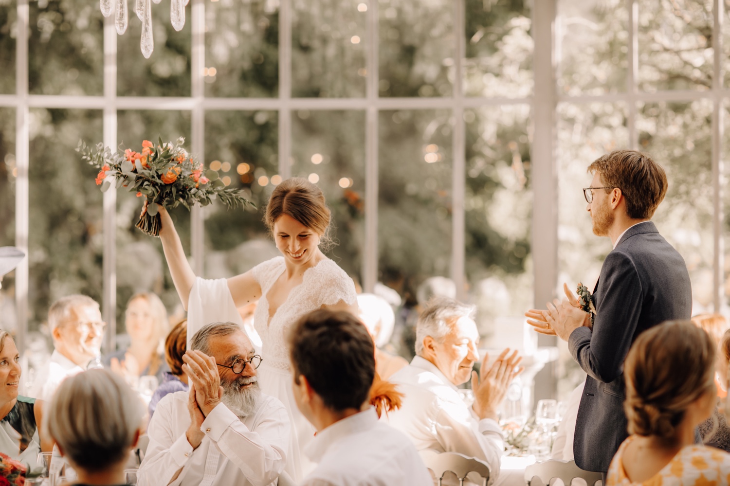 Huwelijksfotograaf Limburg - bruidspaar maakt intrede in feestzaal kasteel van Ruisbroek