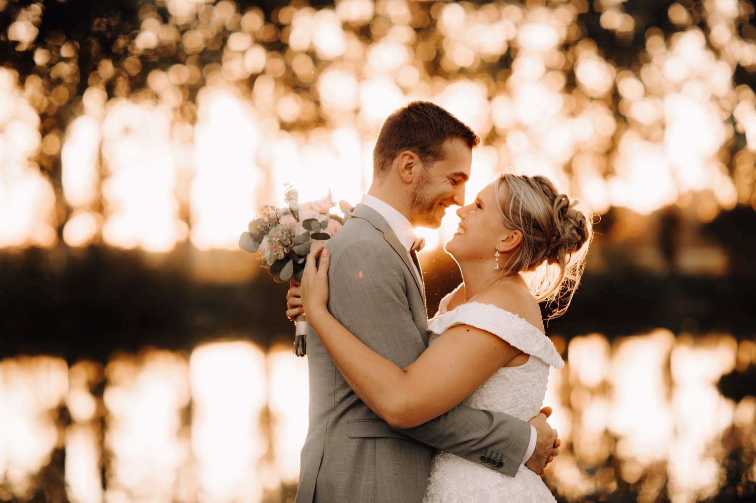 Huwelijksfotograaf Limburg - bruidspaar kijkt in elkaars ogen tijdens zonsondergang