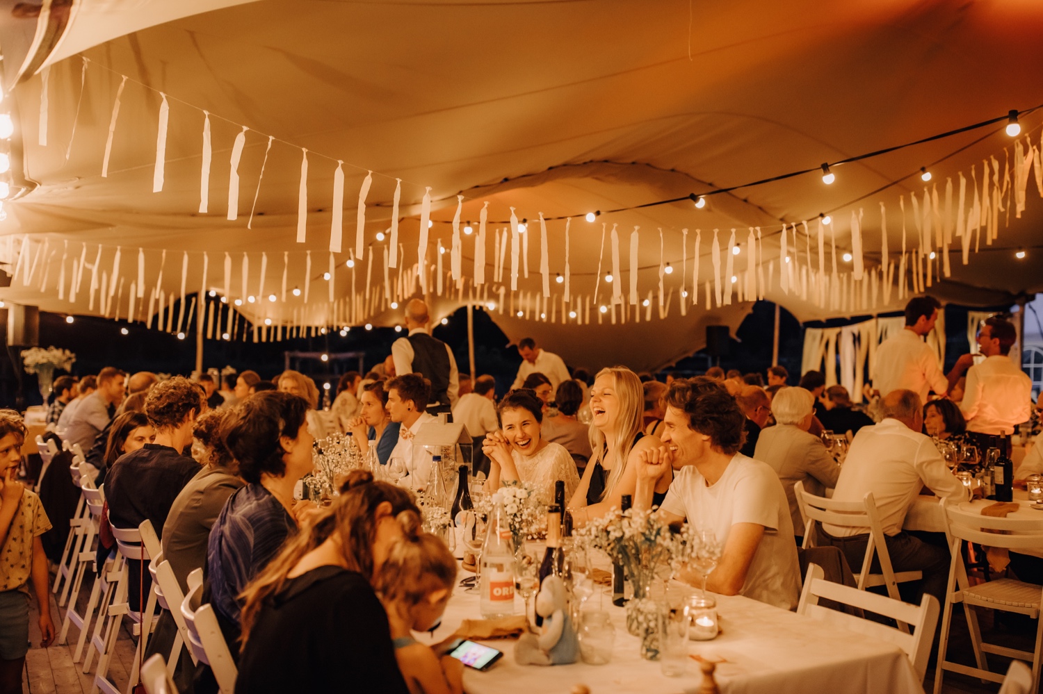 Huwelijksfotograaf Limburg - sfeerbeeld avondfeest in tent