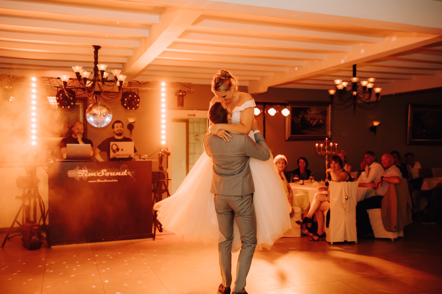Huwelijksfotograaf Limburg - bruidegom heft zijn bruid in de lucht tijdens openingsdans