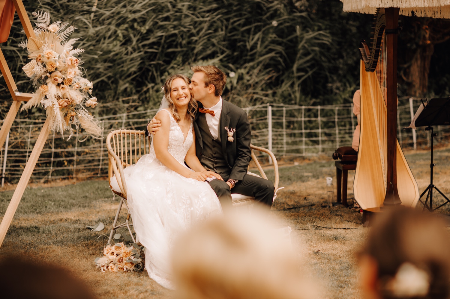 Huwelijksfotograaf Limburg - bruidegom geeft zijn bruid een kus op de wang