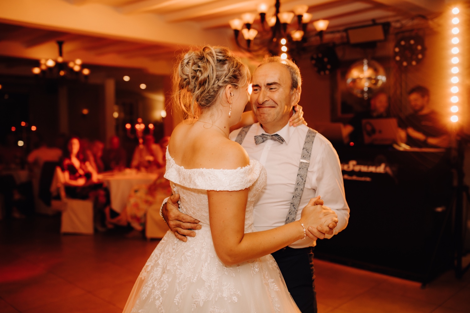 Huwelijksfotograaf Limburg - bruid danst met haar vader die emotioneel naar haar kijkt