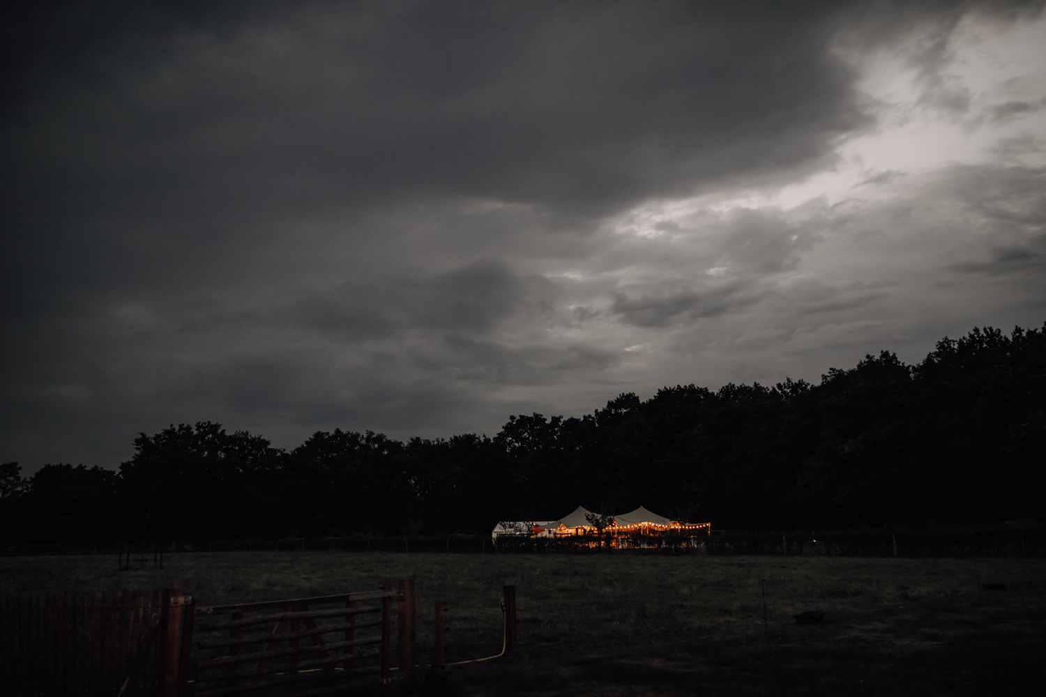Huwelijksfotograaf Limburg - overzicht van de tent in de weide