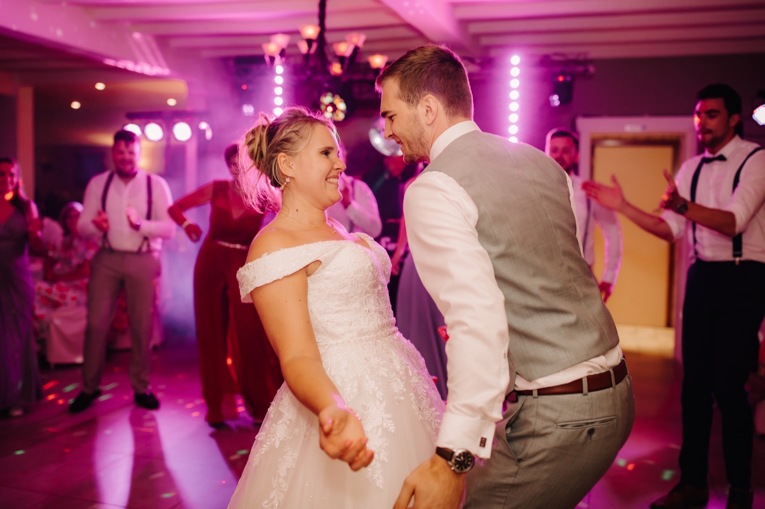 Huwelijksfotograaf Limburg - bruidspaar danst met elkaar tijdens dansfeest