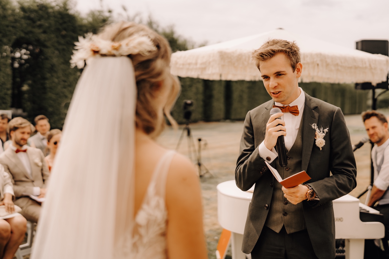 Huwelijksfotograaf Limburg - bruidegom leest zijn geloften voor