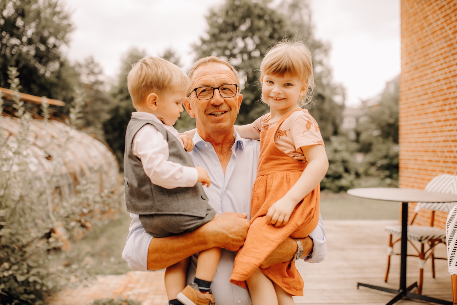 Huwelijksfotograaf limburg - grootvader poseert met zijn kleinkinderen