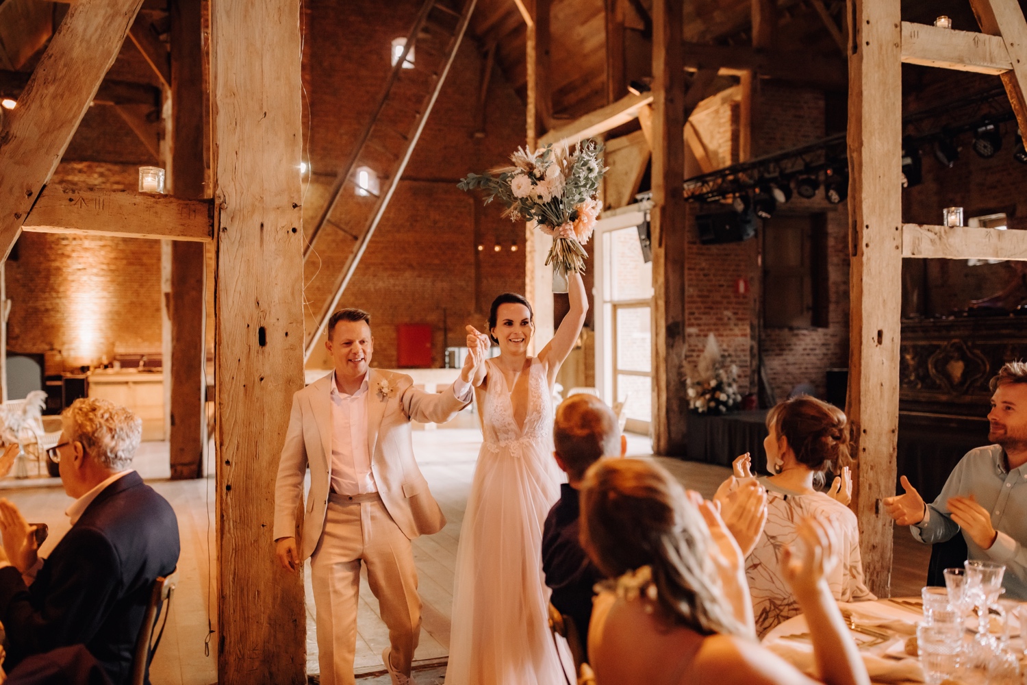 Huwelijksfotograaf Limburg - bruidspaar maakt intrede in de feestzaal