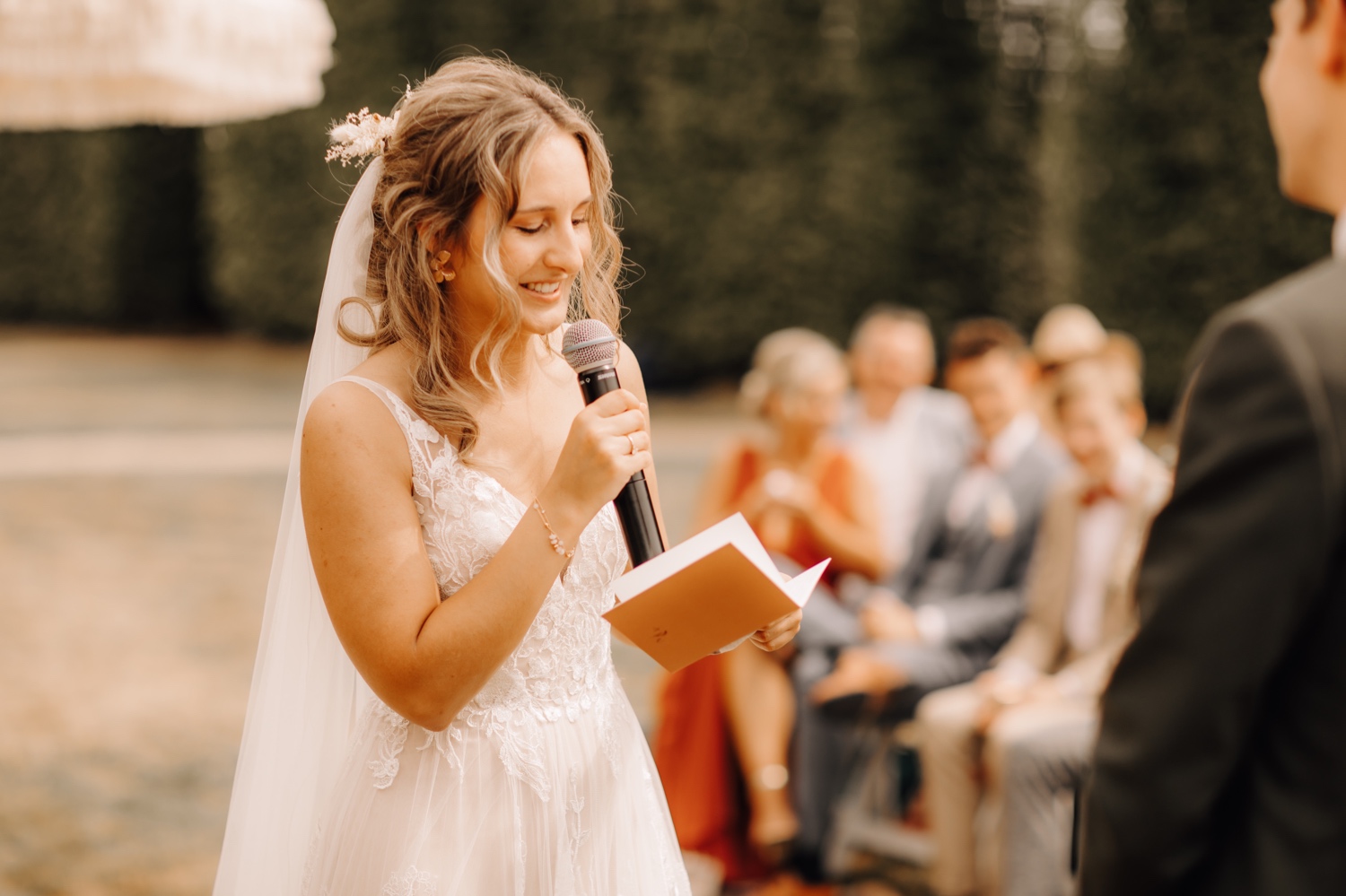 Huwelijksfotograaf Limburg - bruid leest geloften voor
