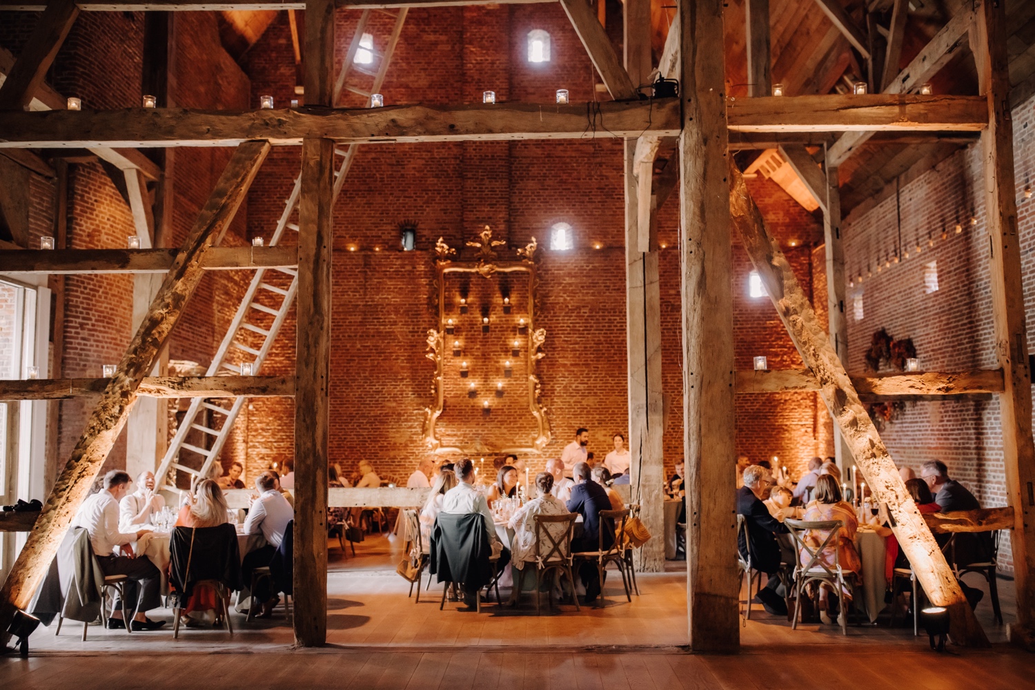 Huwelijksfotograaf Limburg - overzicht van de feestzaal van het kasteel van hoen