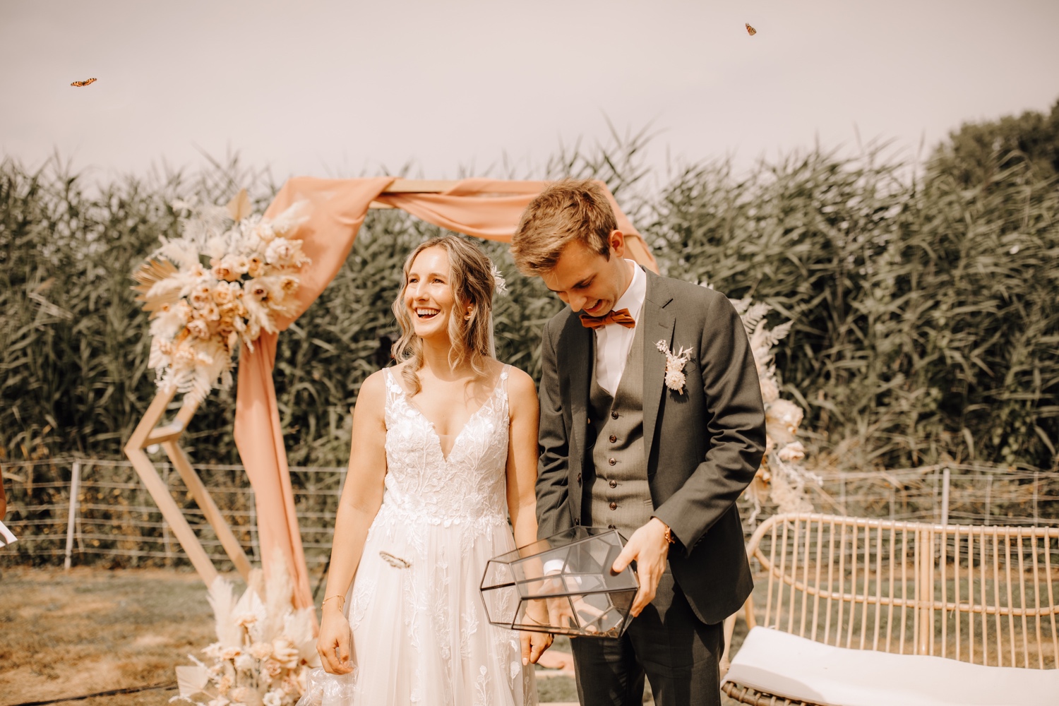 Huwelijksfotograaf Limburg - bruidspaar laat vlinders los tijdens ceremonie