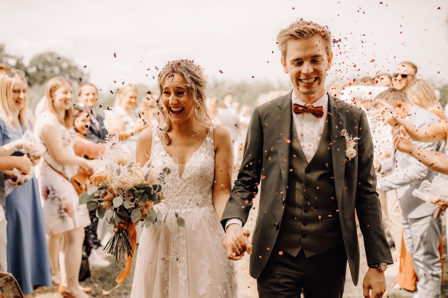 Huwelijksfotograaf Limburg - bruidspaar wandelt gangpad ceremonie uit