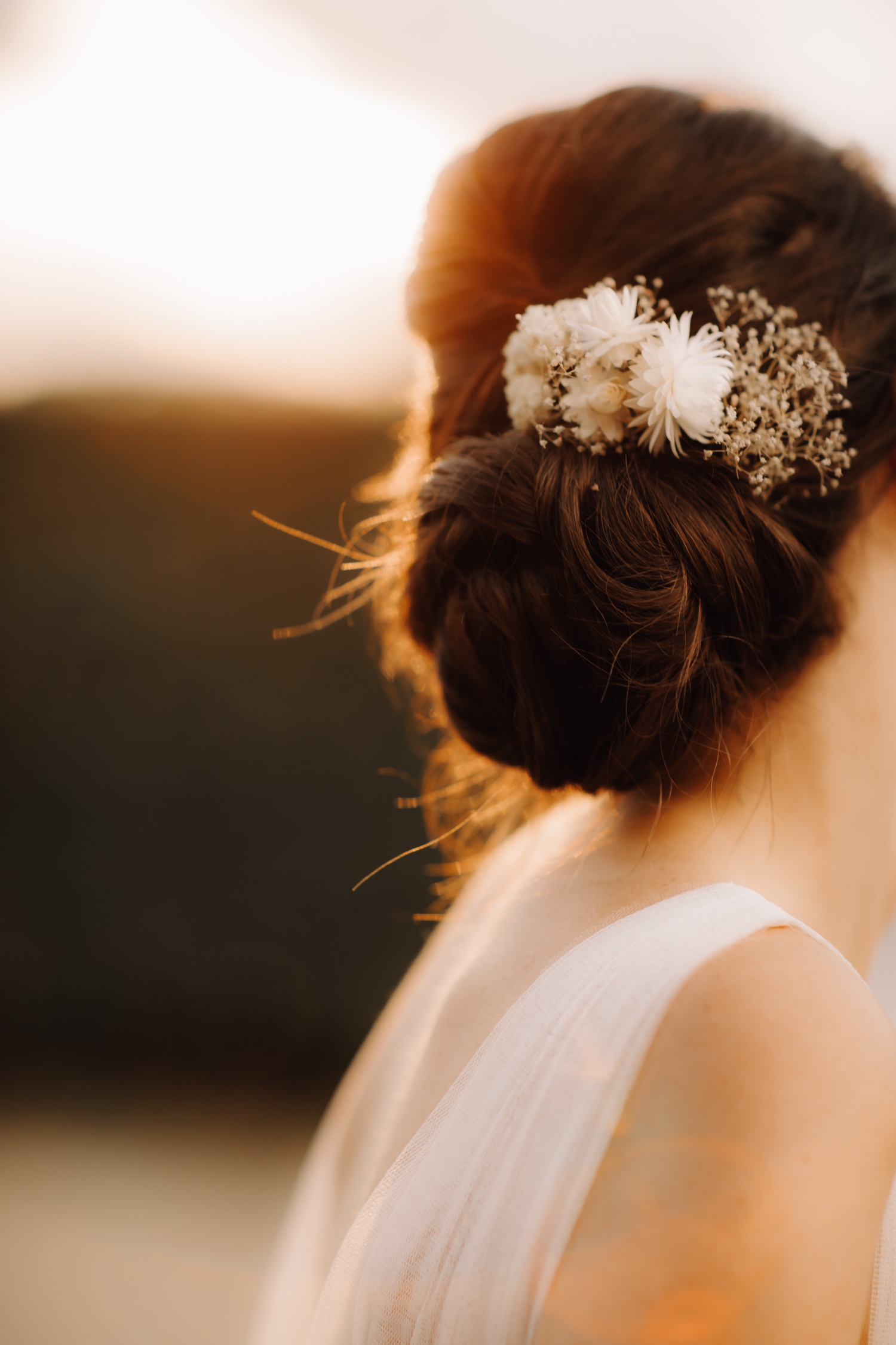 Huwelijksfotograaf Limburg - detailfoto van het zonlicht dat door het haar van de bruid schijnt