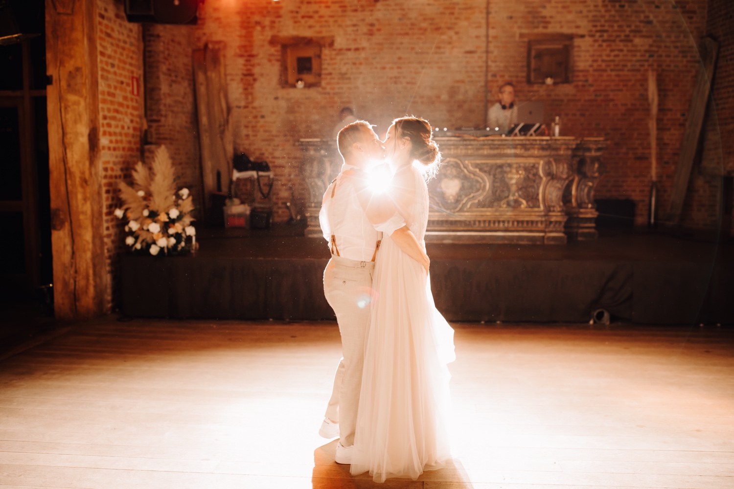 Huwelijksfotograaf Limburg - bruidspaar opent de dansvloer