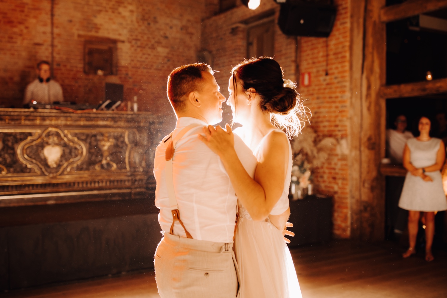 Huwelijksfotograaf Limburg - bruidspaar kijkt elkaar in de ogen tijdens openingsdans
