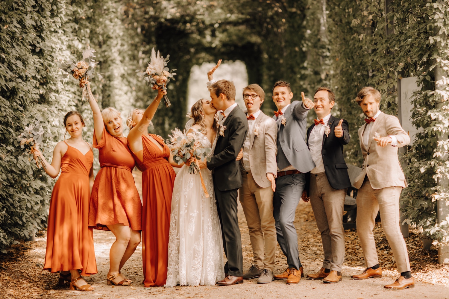 Huwelijksfotograaf Limburg - groepsfoto met de bruidsmeisjes en bruidsjonkers
