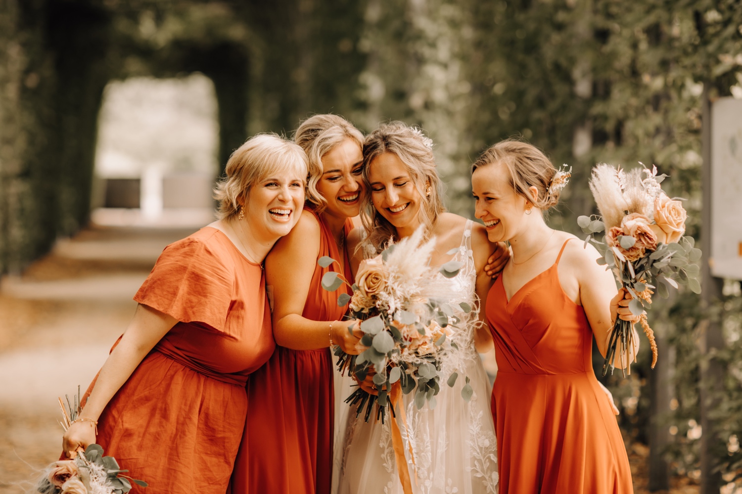 Huwelijksfotograaf Limburg - bruidsmeisjes knuffelen elkaar