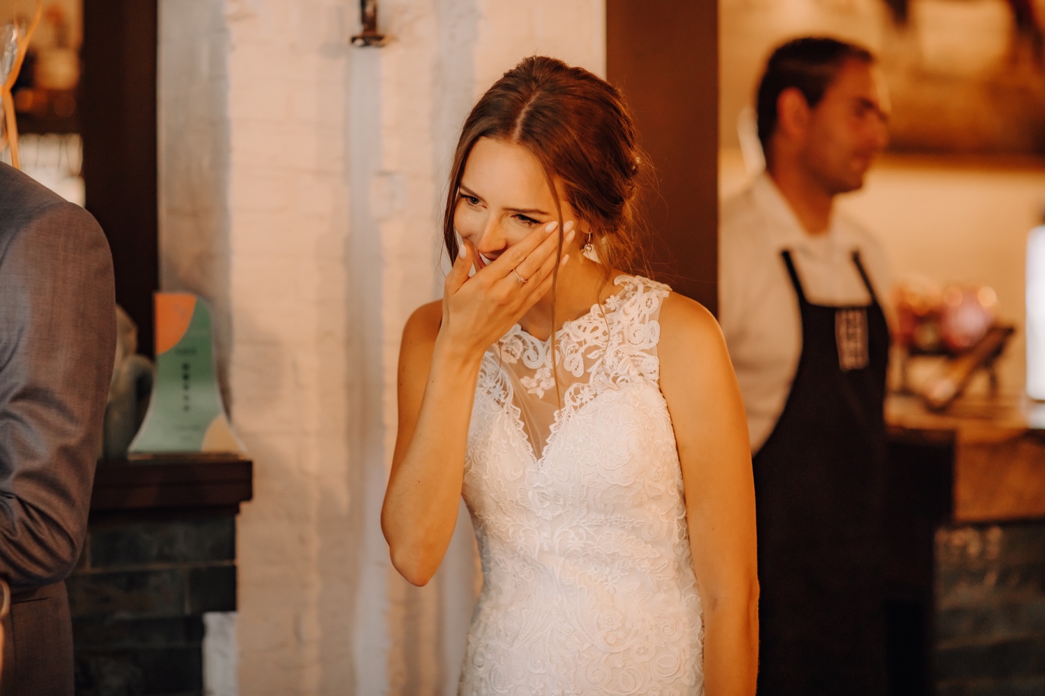 Huwelijksfotograaf limburg - bruid veegt haar tranen weg