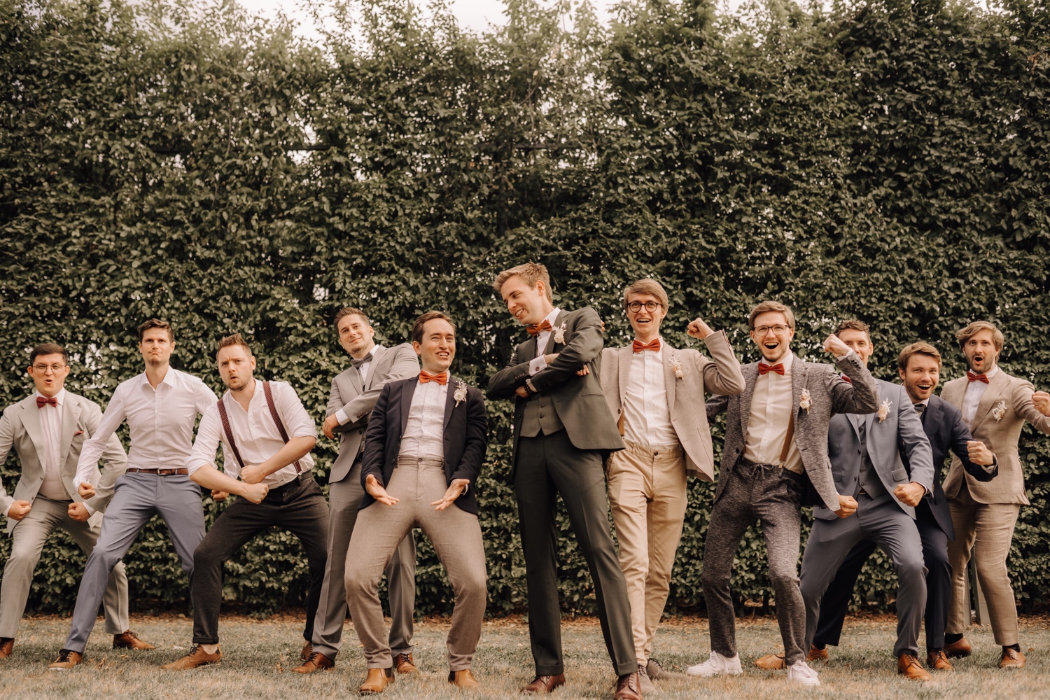 Huwelijksfotograaf Limburg - bruidsjonkers poseren stoer voor de foto