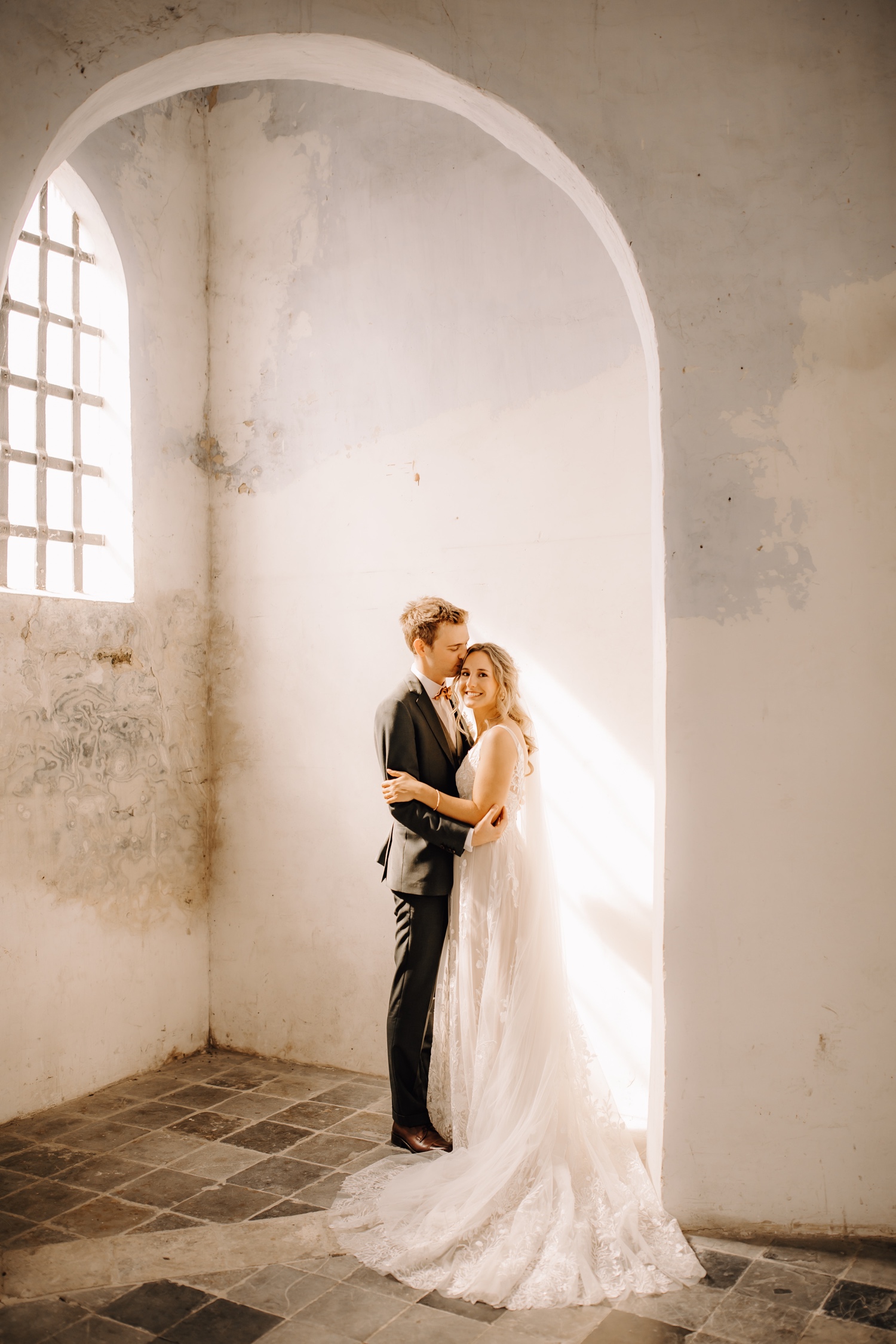 Huwelijksfotograaf Limburg - bruidspaar poseert in kapel te Herkenrode Hasselt
