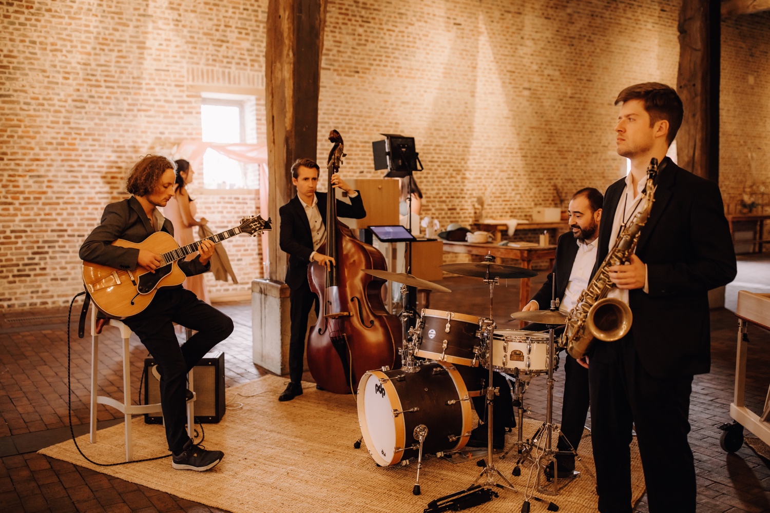 Huwelijksfotograaf Limburg - live band tijdens diner huwelijksfeest