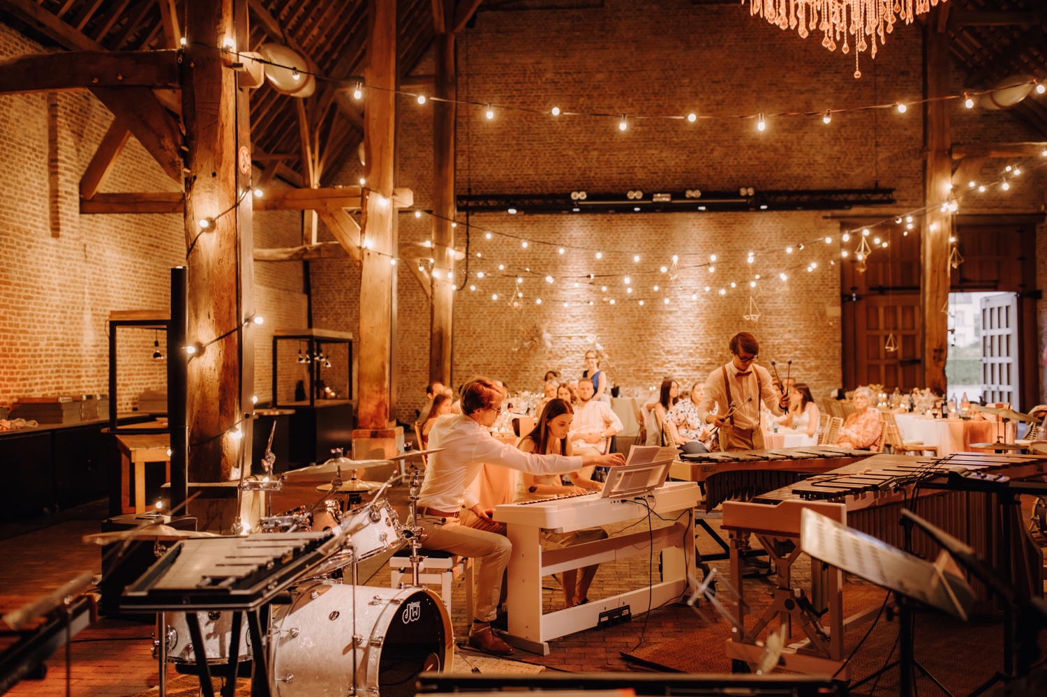 Huwelijksfotograaf Limburg - symfonisch orkest treedt op tijdens huwelijksfeest