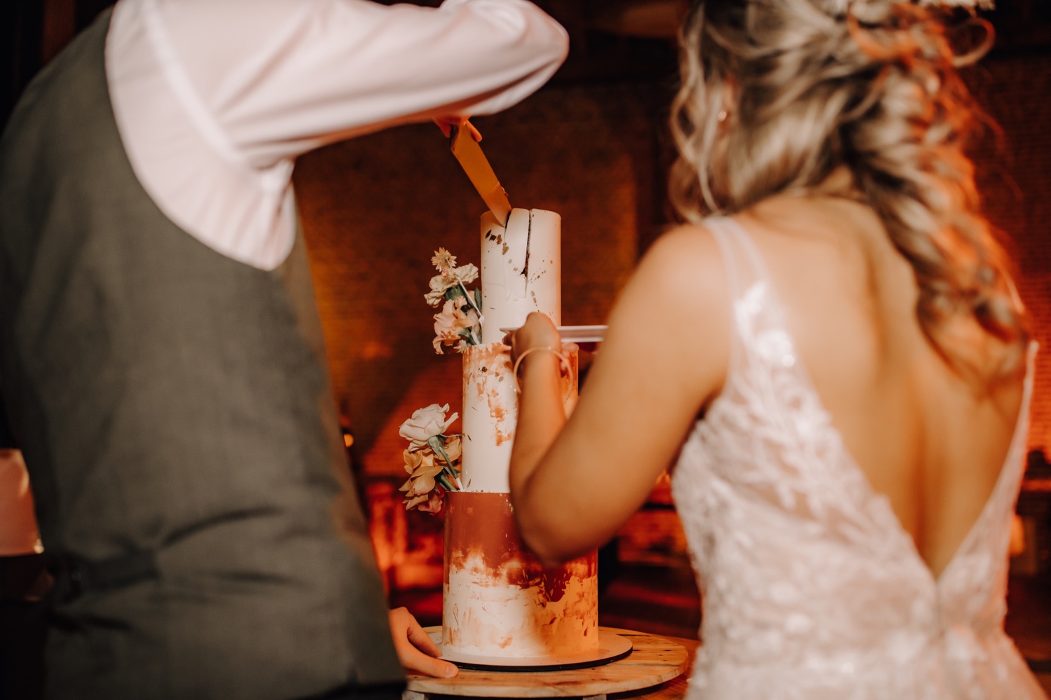 Huwelijksfotograaf Limburg - bruidspaar snijdt bruidstaart