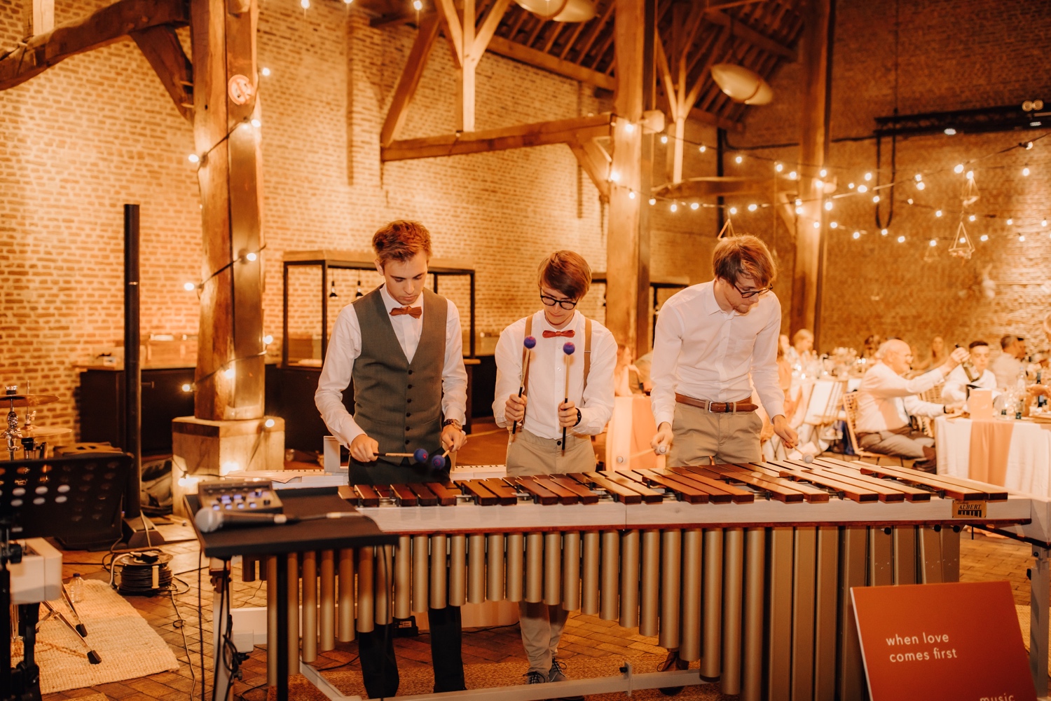 Huwelijksfotograaf Limburg - schoonbroers spelen op xylofoon tijdens avondfeest