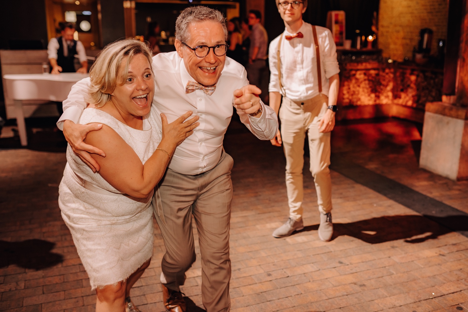 Huwelijksfotograaf Limburg - ouders bruid dansen erop los