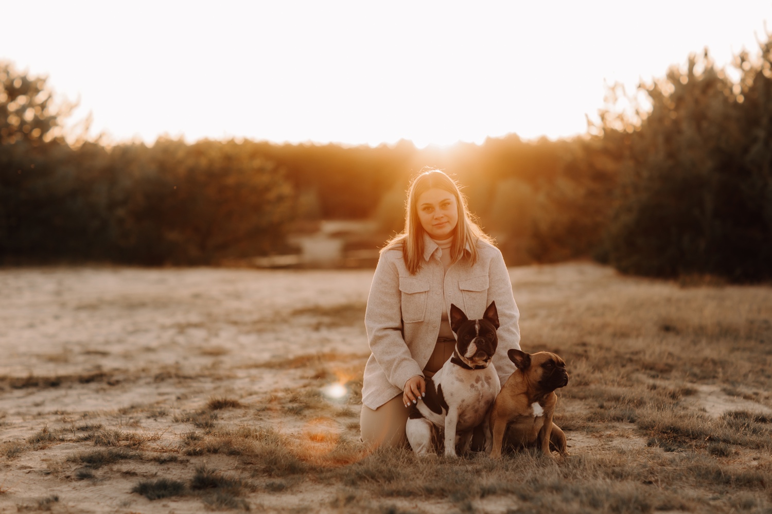 businessfotograaf limburg - Nederlandse fotografe poseert met haar hondjes in de Lommelse sahara bij zonsondergang
