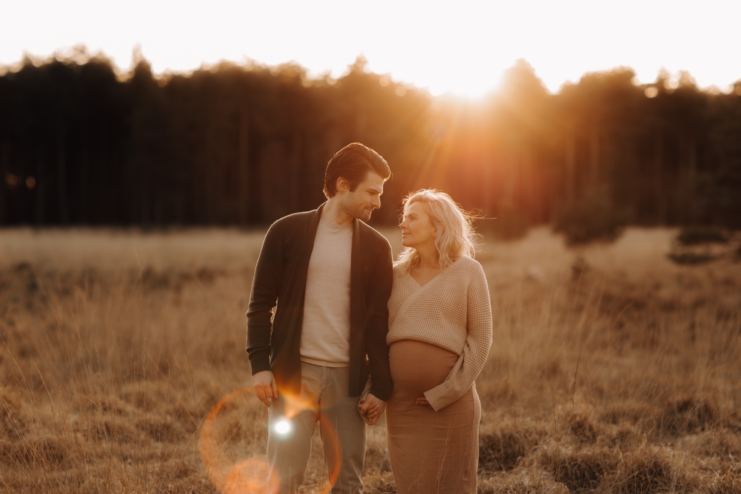 gezinsfotograaf Limburg - zwanger koppel poseert tijdens fotoshoot in Kalmthoutse heide
