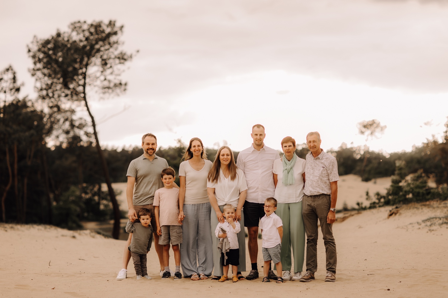 gezinsfotograaf Limburg - groepsfoto met het hele gezin
