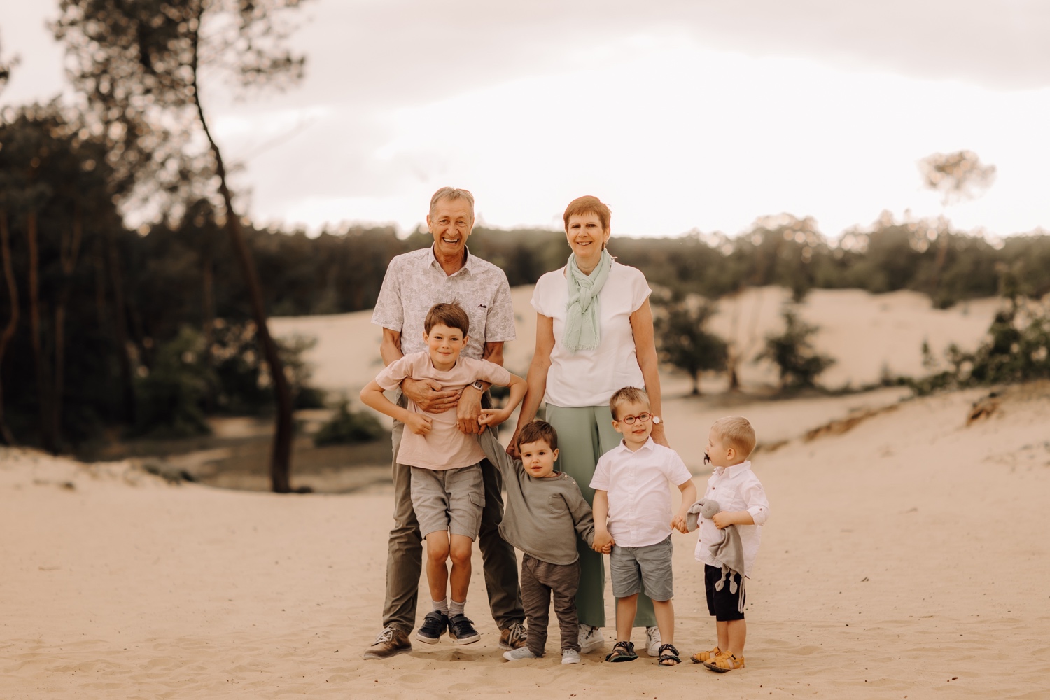 gezinsfotograaf Limburg - grootouders poseren met de kleinkinderen