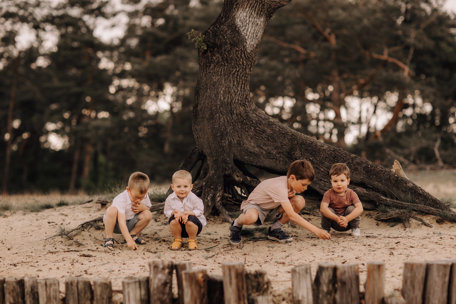 gezinsfotograaf Limburg - kleinkinderen spelen in het zand